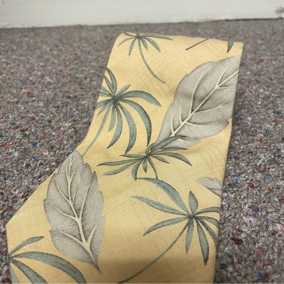 Vintage Tommy Bahama Men’s Neck Tie 100% Silk Yellow Hawaiian Wide Floral - Picture 2 of 5